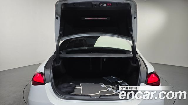Mercedes-Benz E-Class 2025 — photo 24
