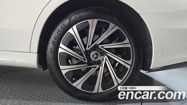 Mercedes-Benz E-Class 2025 — photo 7