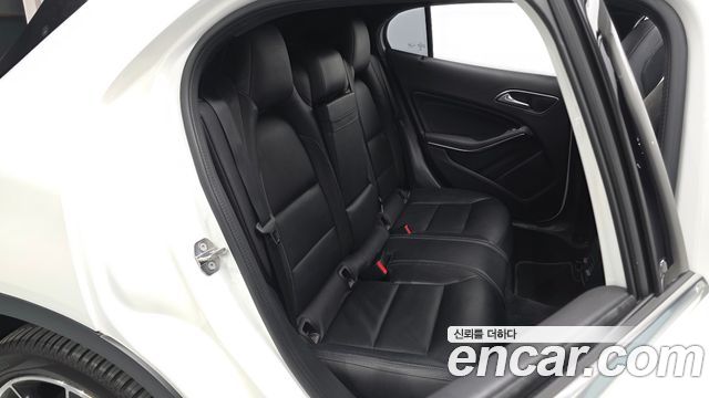 Mercedes-Benz GLA-Class 2018 — photo 16