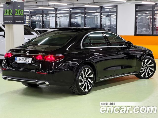 Mercedes-Benz E-Class 2025 — photo 2