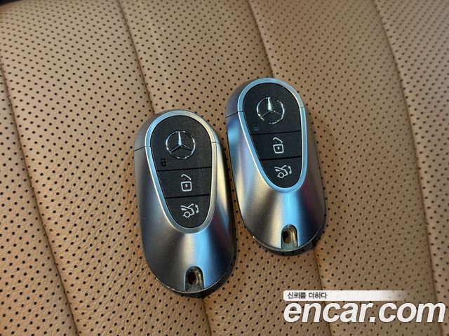Mercedes-Benz E-Class 2025 — photo 18