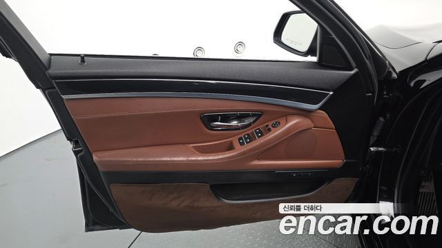 BMW 5-Series 2015 — photo 14
