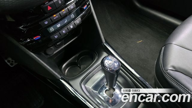 Peugeot 2008 2015 — photo 9