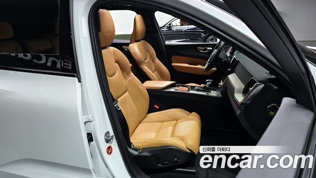 Volvo XC60 2020 — photo 10
