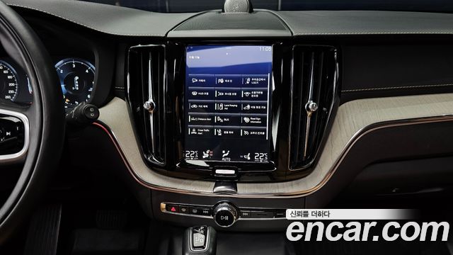Volvo XC60 2020 — photo 16