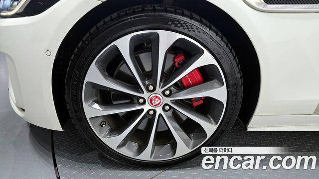 Jaguar XE 2020 — photo 5
