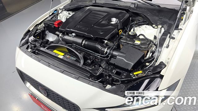 Jaguar XE 2020 — photo 6
