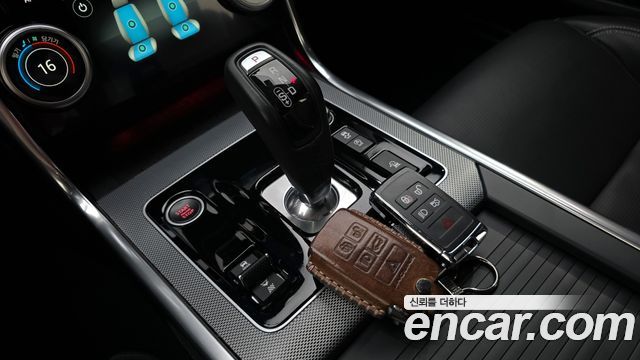 Jaguar XE 2020 — photo 9