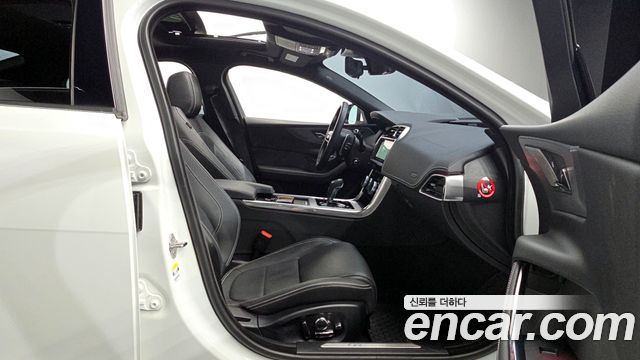 Jaguar XE 2020 — photo 10