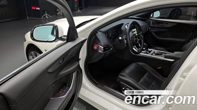 Jaguar XE 2020 — photo 11