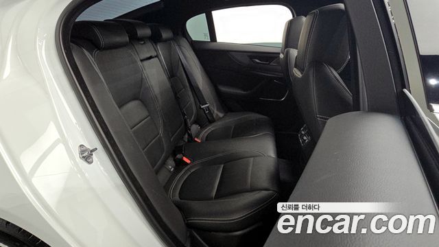 Jaguar XE 2020 — photo 12