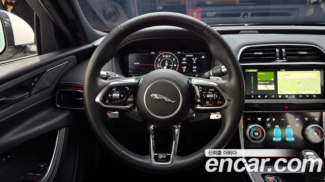 Jaguar XE 2020 — photo 13