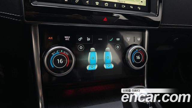 Jaguar XE 2020 — photo 15