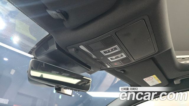 Jaguar XE 2020 — photo 17