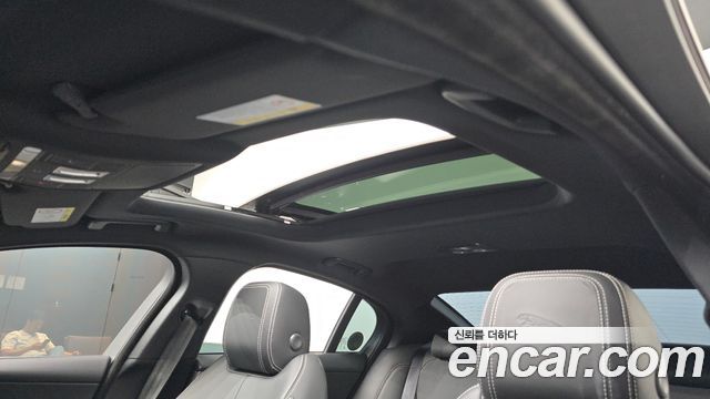 Jaguar XE 2020 — photo 19