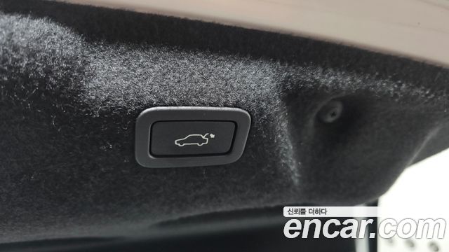 Jaguar XE 2020 — photo 20