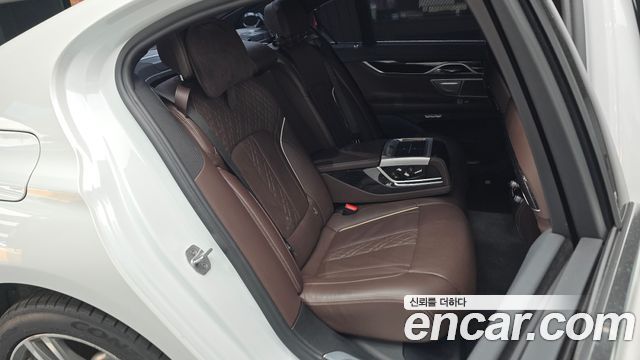 BMW 7-Series 2017 — photo 17