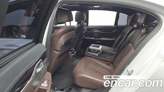 BMW 7-Series 2017 — photo 18