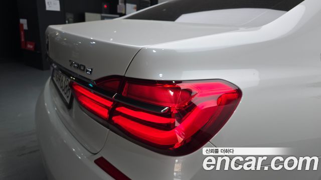 BMW 7-Series 2017 — photo 9