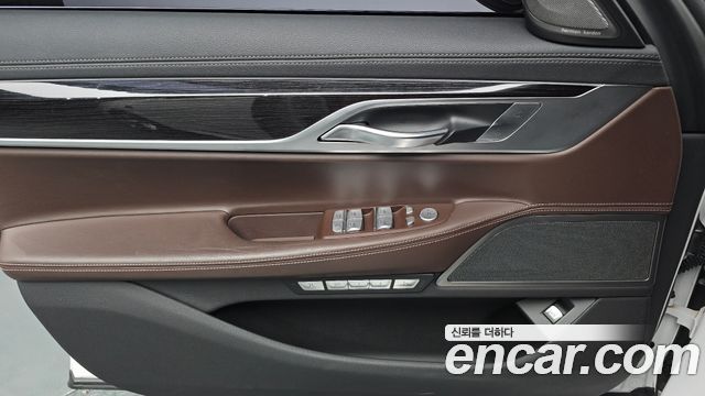 BMW 7-Series 2017 — photo 14