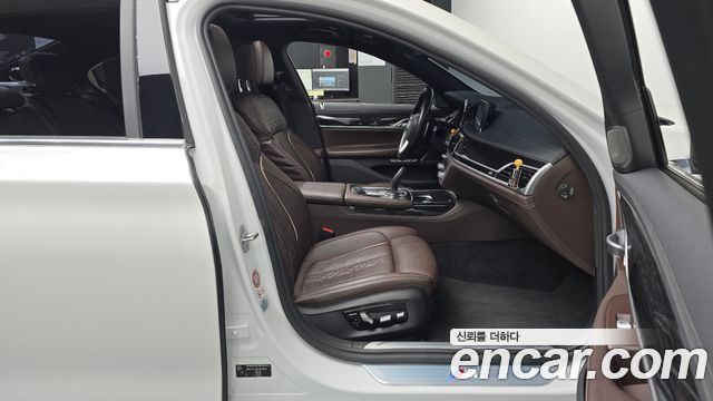BMW 7-Series 2017 — photo 16