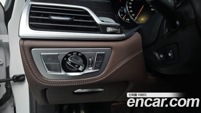 BMW 7-Series 2017 — photo 28