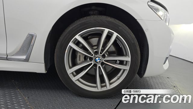 BMW 7-Series 2017 — photo 33