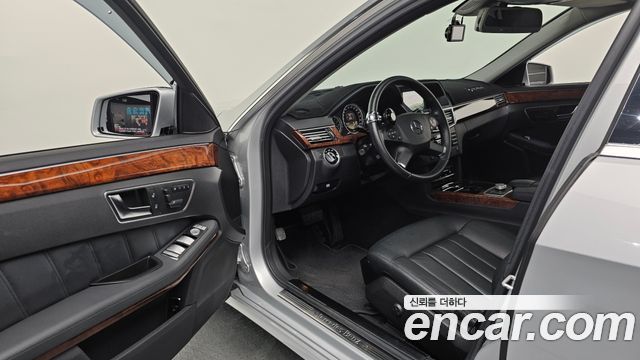 Mercedes-Benz E-Class 2012 — photo 10