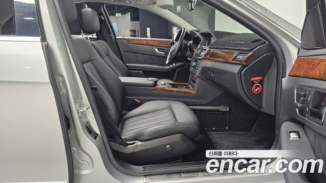 Mercedes-Benz E-Class 2012 — photo 11