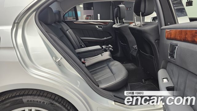 Mercedes-Benz E-Class 2012 — photo 12