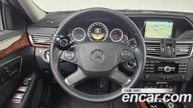 Mercedes-Benz E-Class 2012 — photo 13