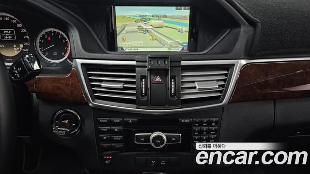 Mercedes-Benz E-Class 2012 — photo 14