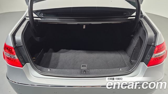 Mercedes-Benz E-Class 2012 — photo 20