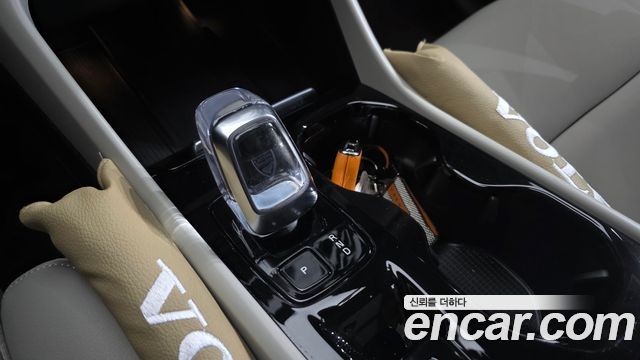 Volvo XC40 2025 — photo 9