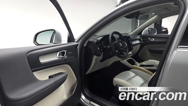 Volvo XC40 2025 — photo 12