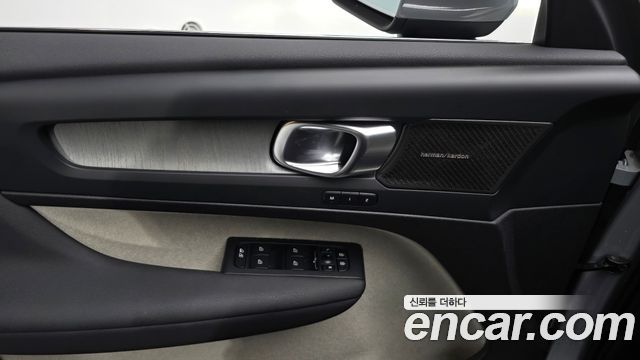Volvo XC40 2025 — photo 18