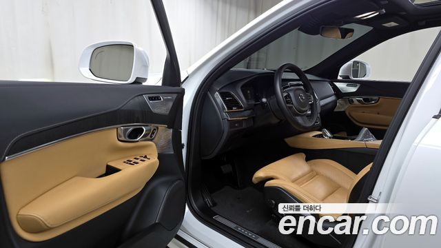 Volvo XC90 2023 — photo 11