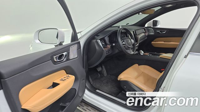 Volvo XC60 2022 — photo 10