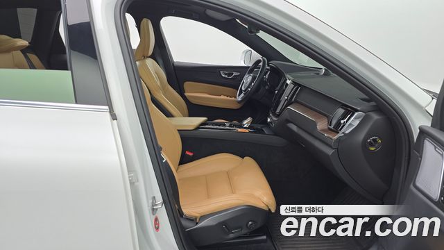 Volvo XC60 2022 — photo 11