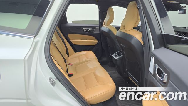 Volvo XC60 2022 — photo 12