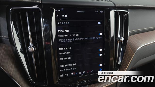 Volvo XC60 2022 — photo 16