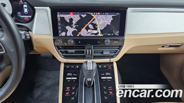 Porsche Macan 2022 — photo 16