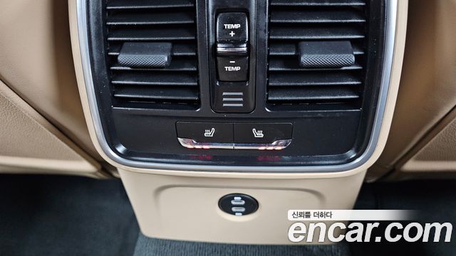 Porsche Macan 2022 — photo 18