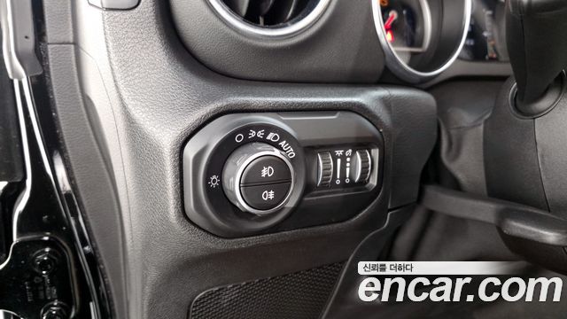 Jeep Wrangler 2020 — photo 18