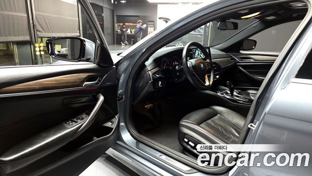 BMW 5-Series 2018 — photo 10