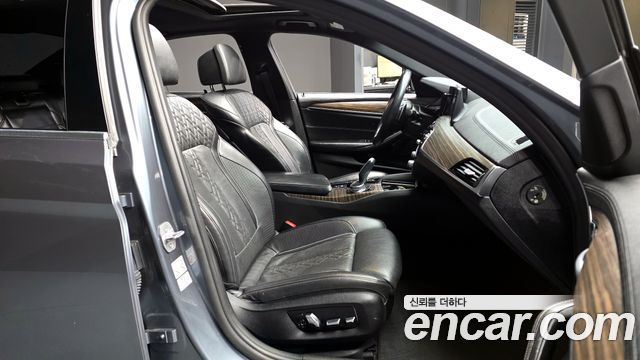 BMW 5-Series 2018 — photo 11