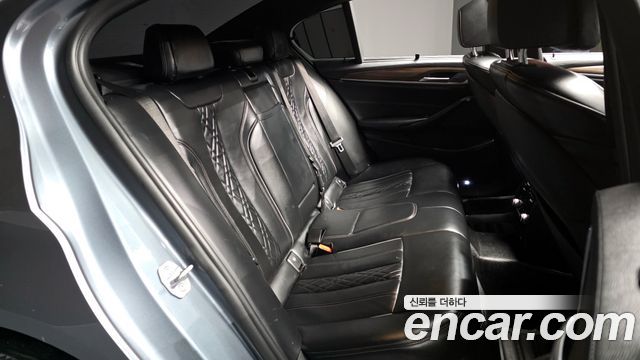 BMW 5-Series 2018 — photo 12