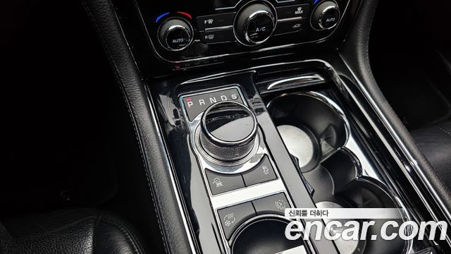 Jaguar XJ 2016 — photo 9