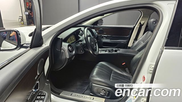 Jaguar XJ 2016 — photo 10