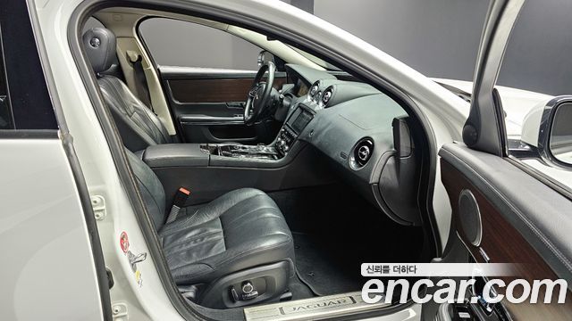 Jaguar XJ 2016 — photo 11